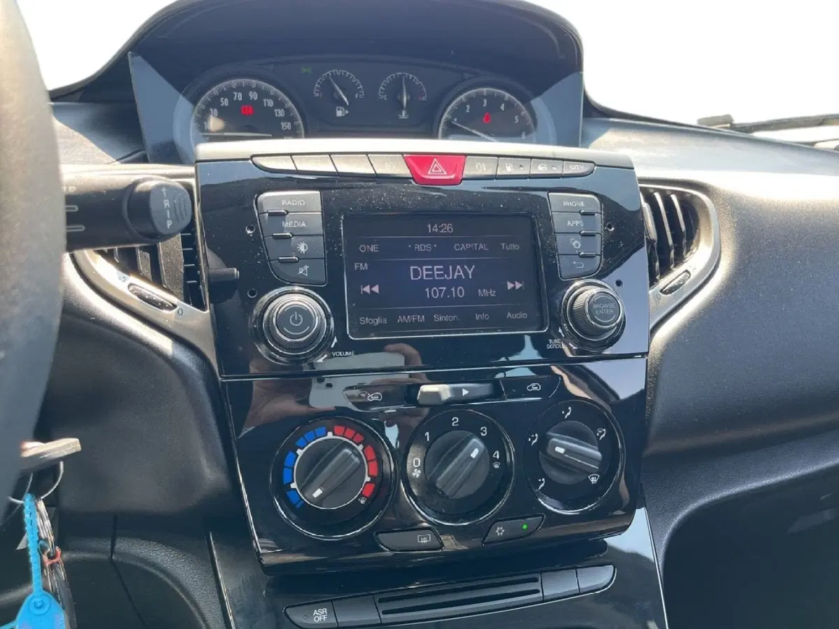 Lancia Ypsilon usata a Torino (13)