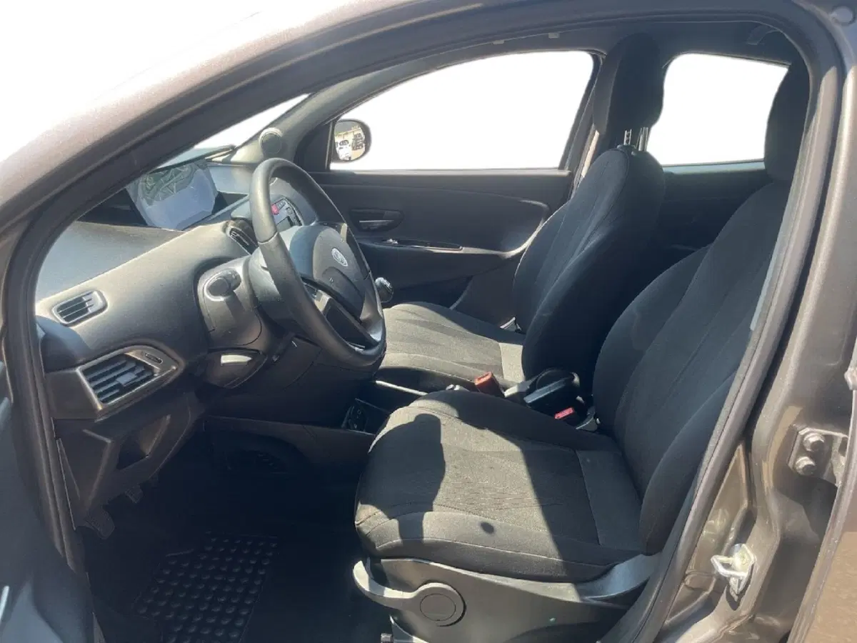 Lancia Ypsilon usata a Torino (9)