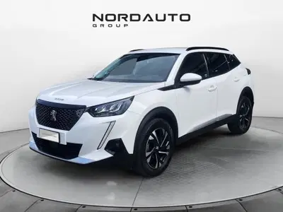 Peugeot 2008 1.2 turbo Allure 100cv del 2021 usata a San Martino di Lupari