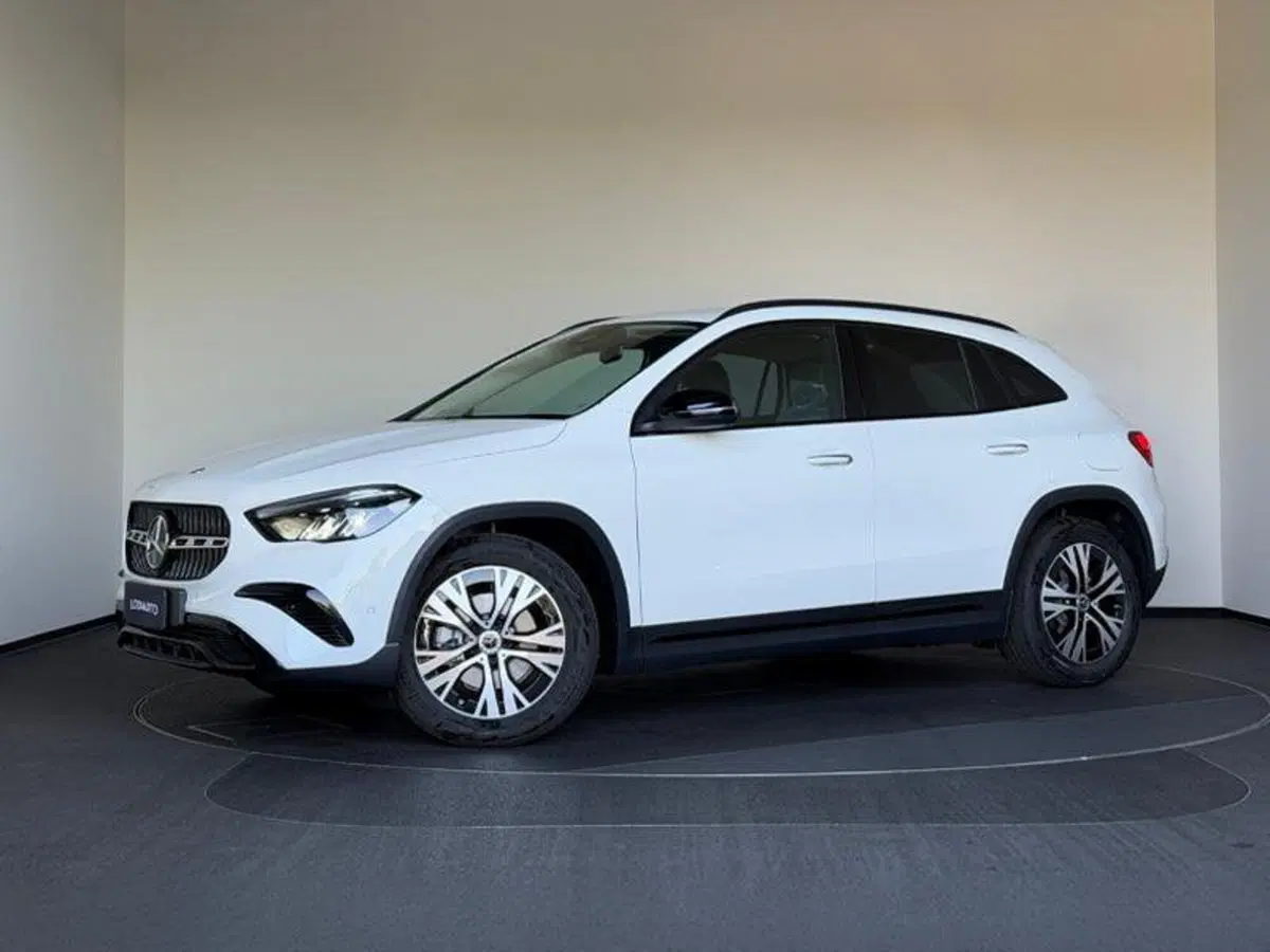 Mercedes-Benz GLA SUV nuova a Bergamo (2)
