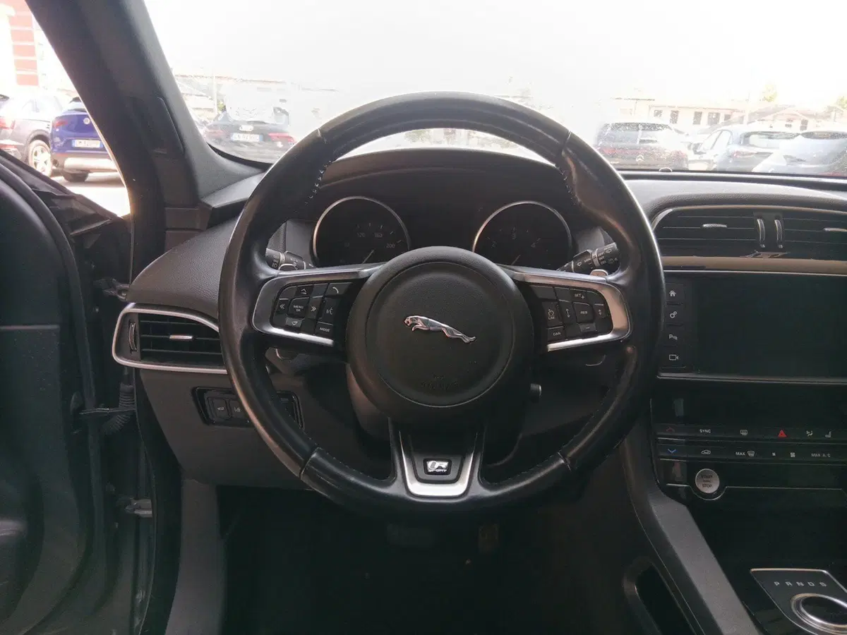 Jaguar F-Pace usata a Pordenone (14)