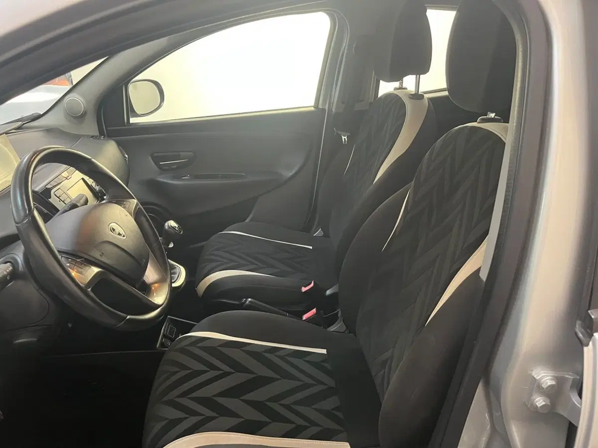 Lancia Ypsilon usata a Lucca (10)