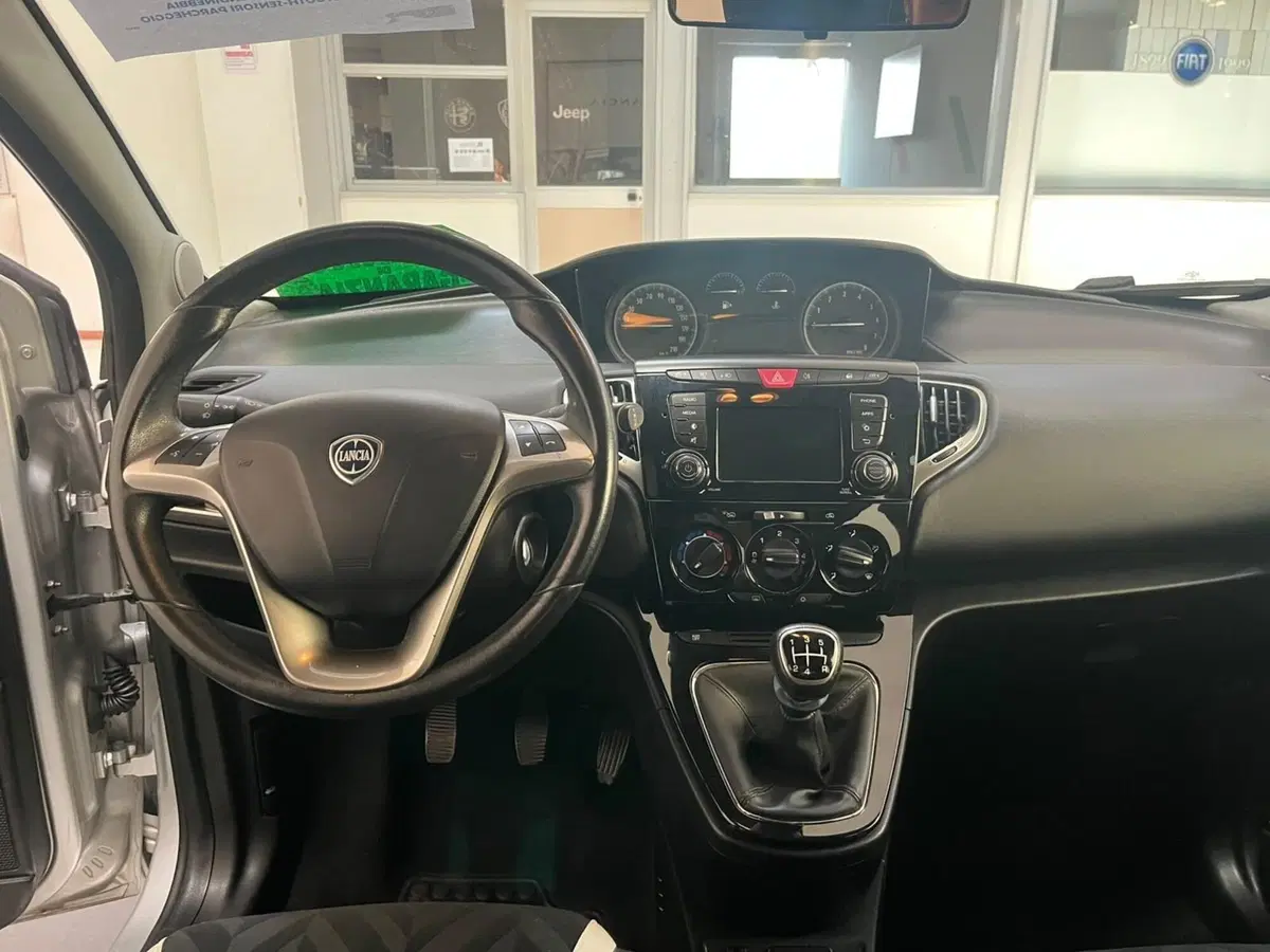 Lancia Ypsilon usata a Lucca (12)