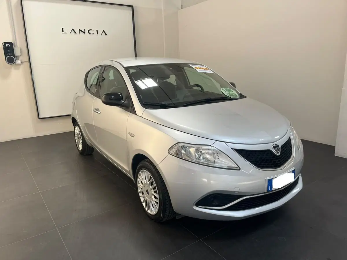 Lancia Ypsilon usata a Lucca (3)