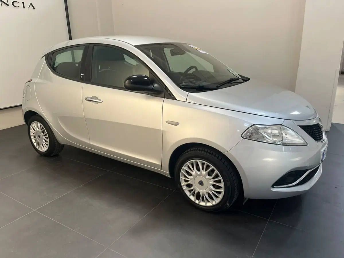 Lancia Ypsilon usata a Lucca (4)