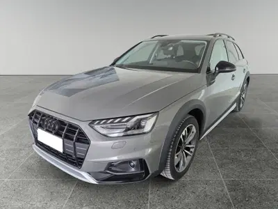 Audi A4 Allroad Allroad 40 2.0 tdi mhev Identity Contrast quattro 204cv s-tronic del 2025 usata a Triggiano