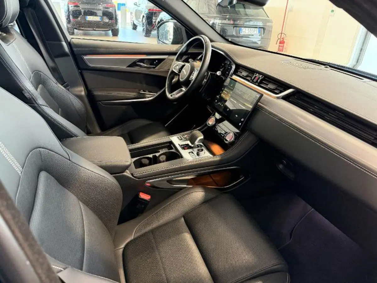 Jaguar F-Pace usata a Venezia (15)