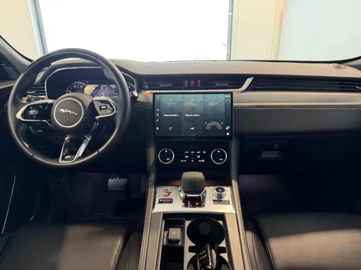 Jaguar F-Pace usata a Venezia (16)