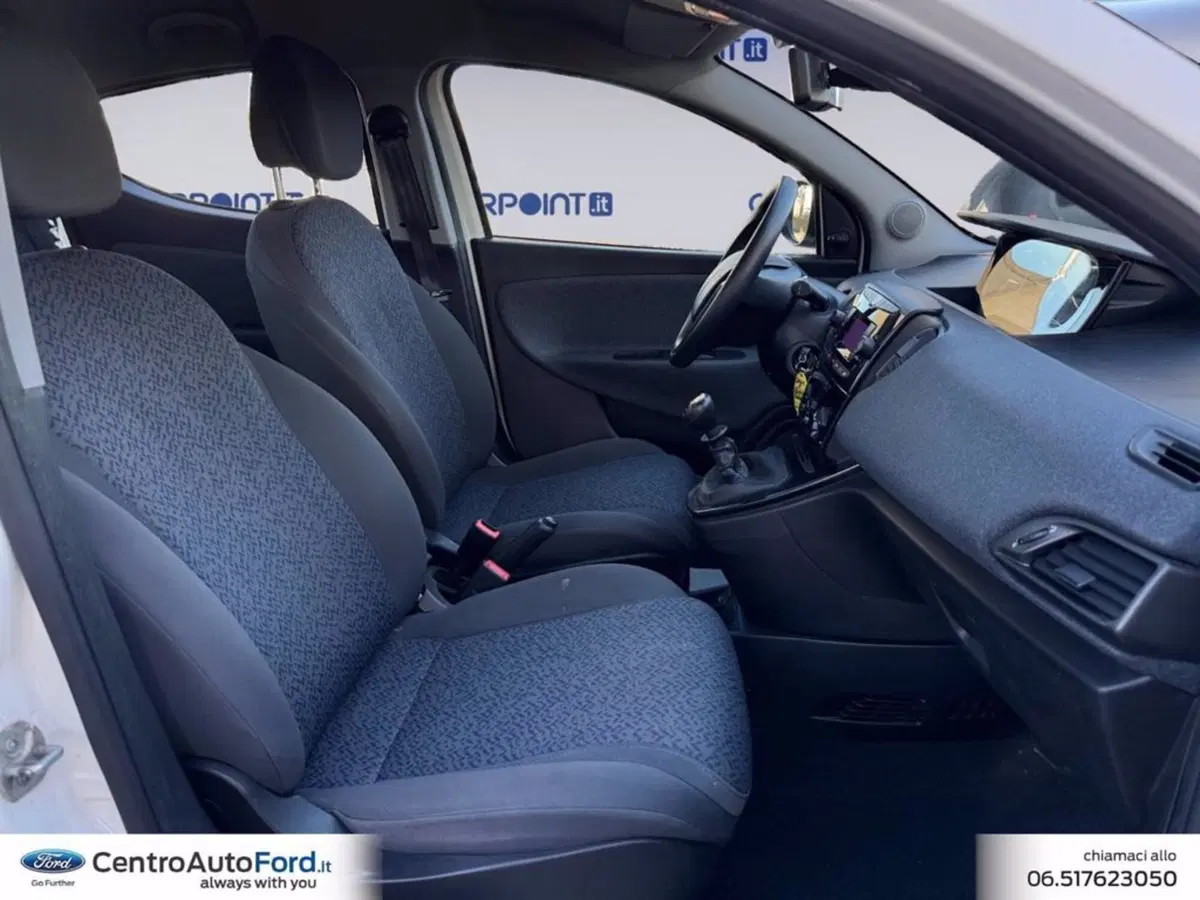 Lancia Ypsilon usata a Roma (15)