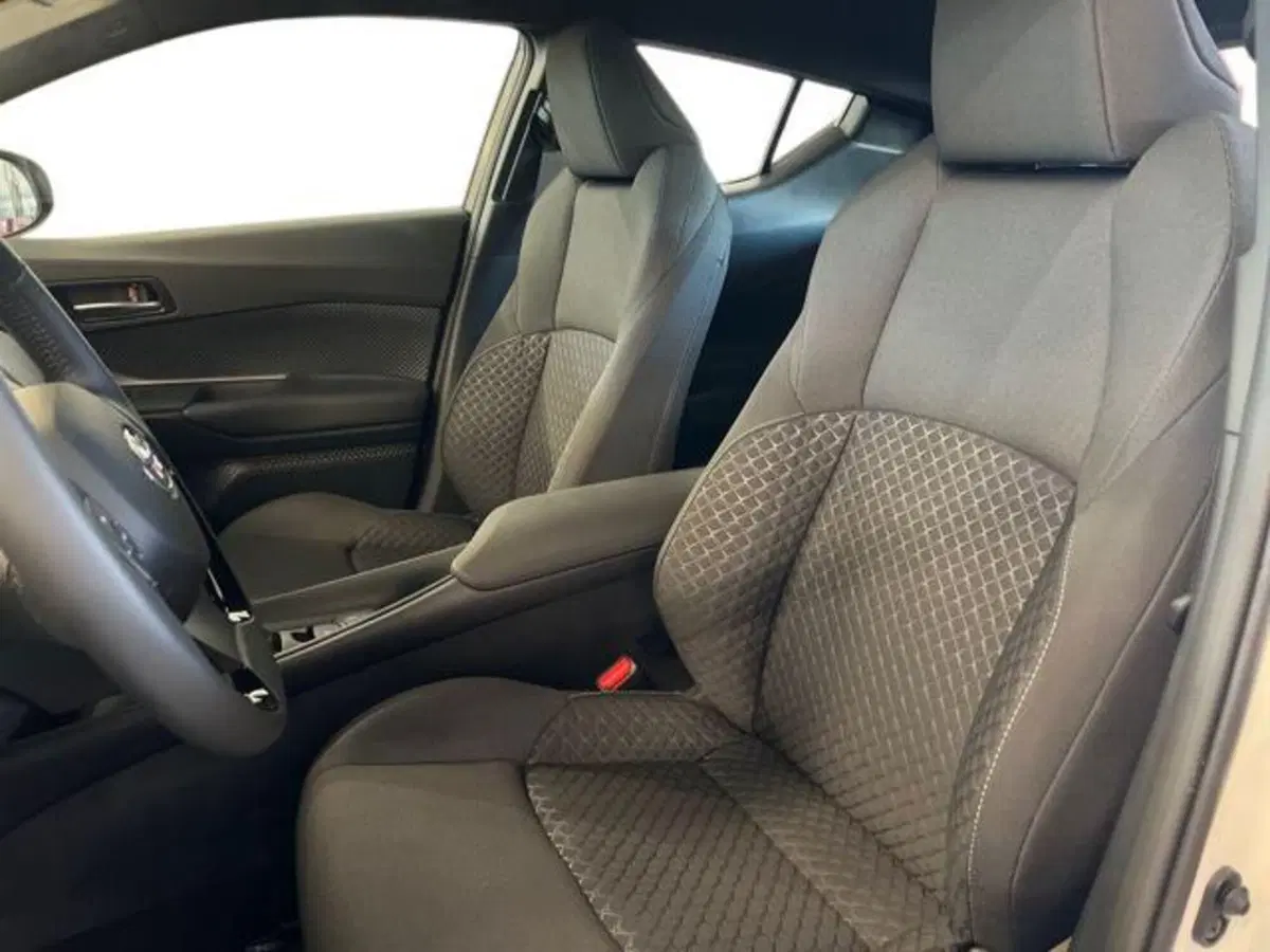 Toyota Toyota C-HR nuova a Vercelli (7)