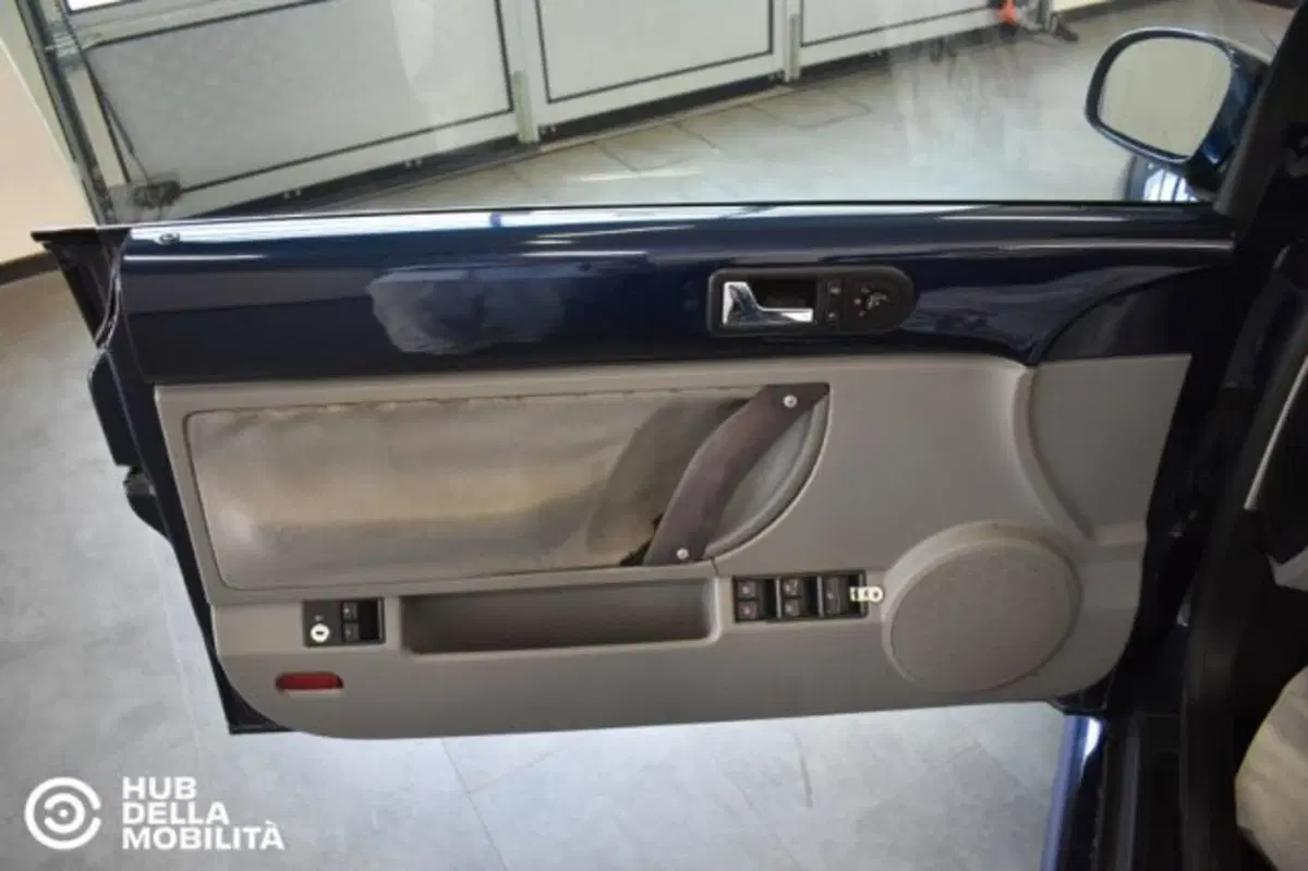Volkswagen New Beetle Cabrio usata a Perugia (10)