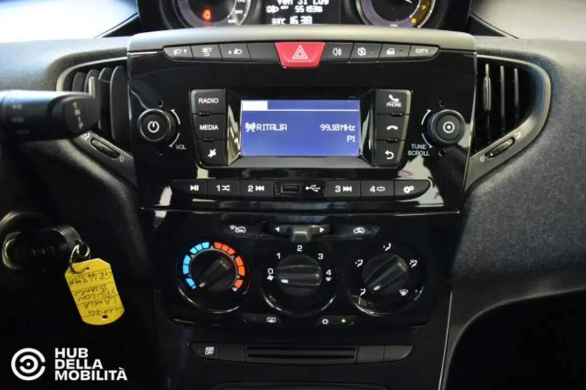 Lancia Ypsilon usata a Perugia (12)