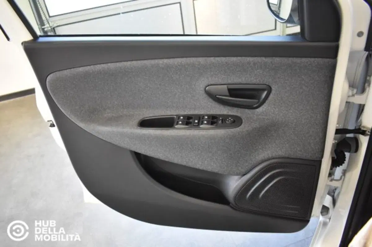 Lancia Ypsilon usata a Perugia (7)
