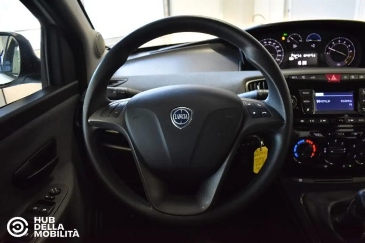Lancia Ypsilon usata a Perugia (9)