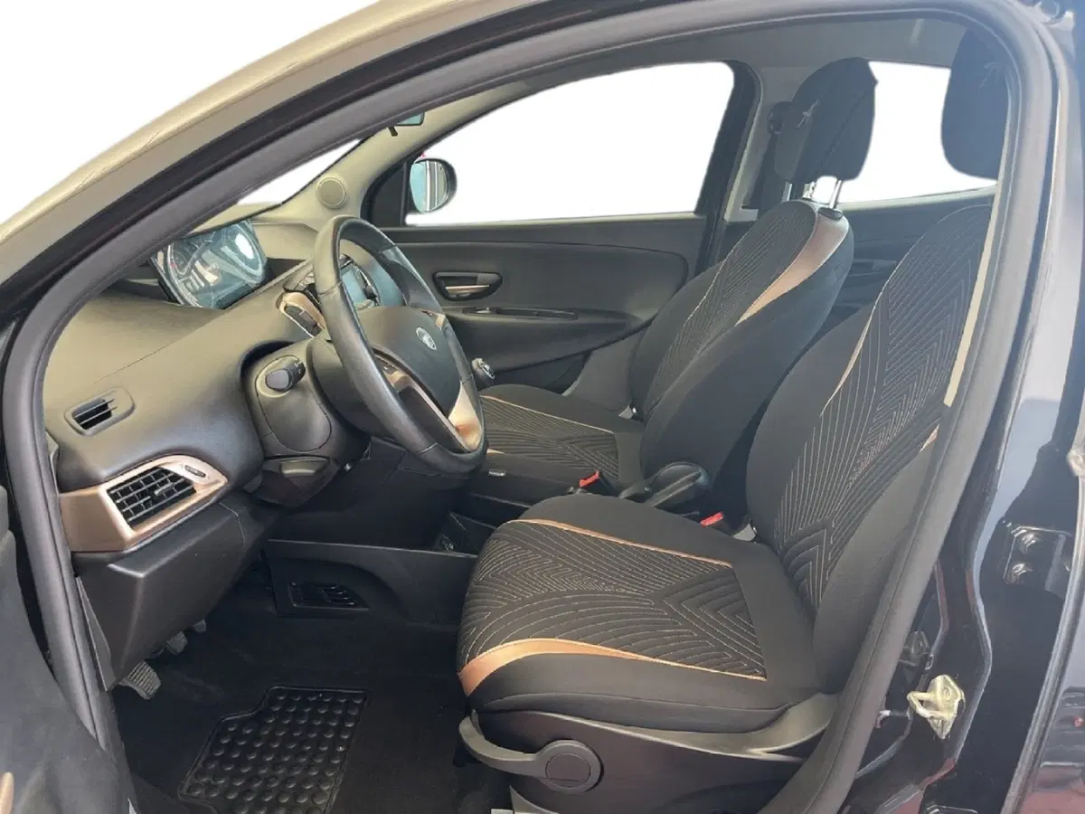 Lancia Ypsilon usata a Torino (10)