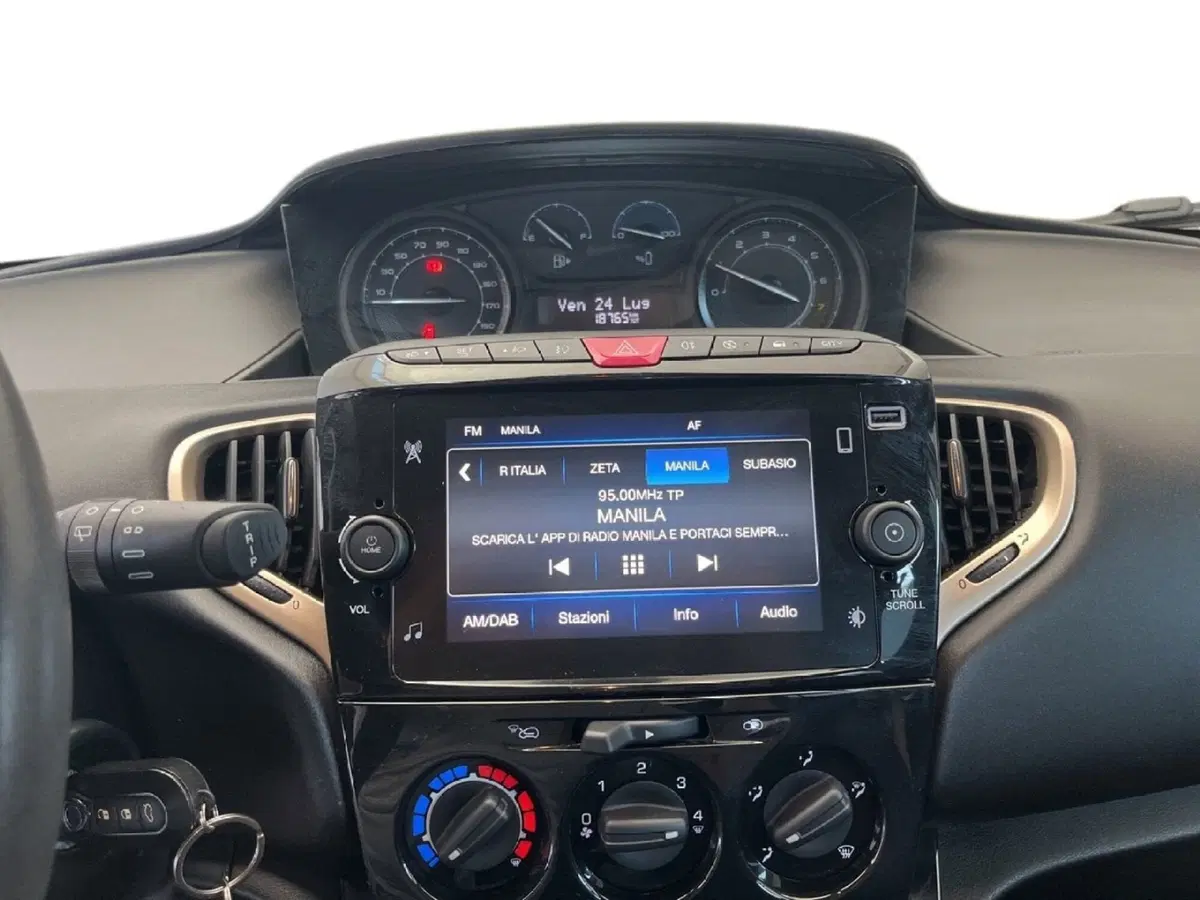 Lancia Ypsilon usata a Torino (14)