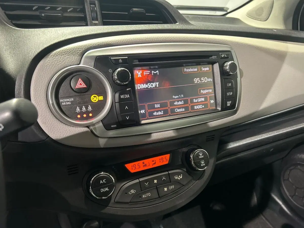 Toyota Yaris usata a Milano (11)