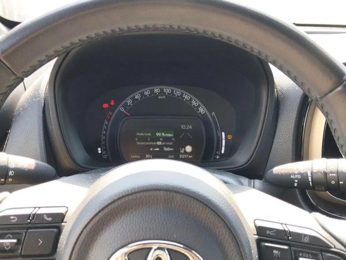 Toyota Aygo X usata a Frosinone (9)