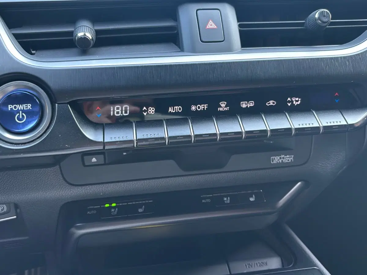 Lexus UX usata a Modena (14)