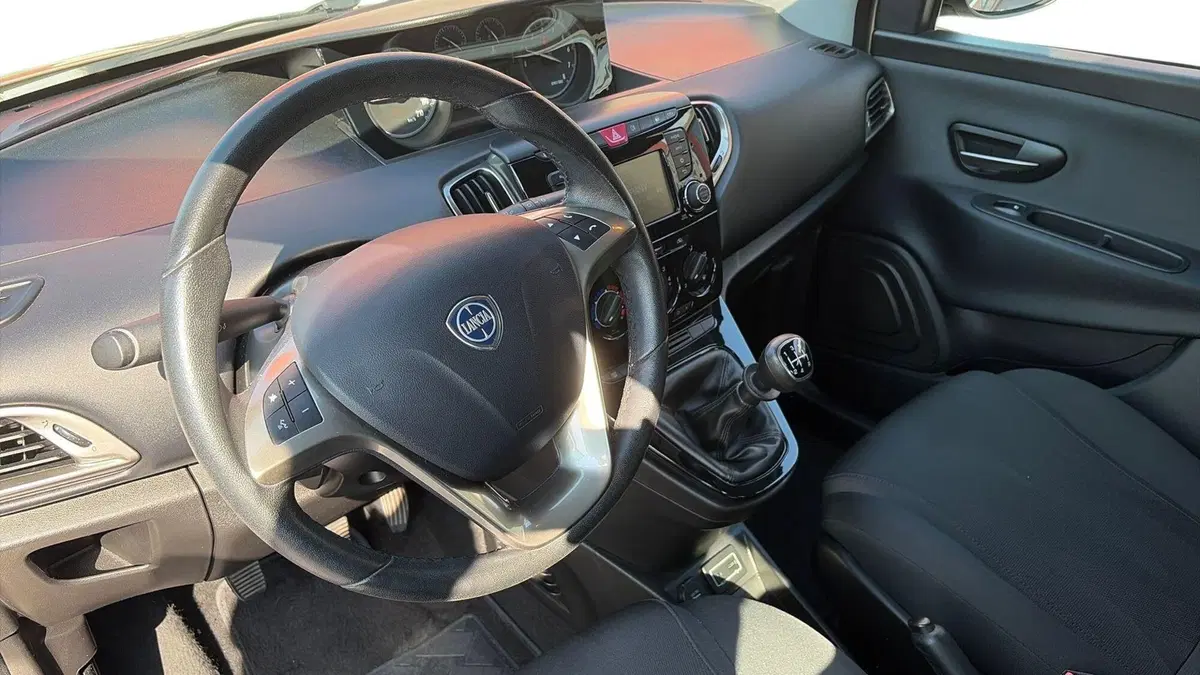 Lancia Ypsilon usata a Treviso (12)