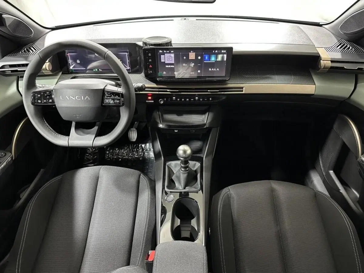 Lancia Ypsilon nuova a Sondrio (12)