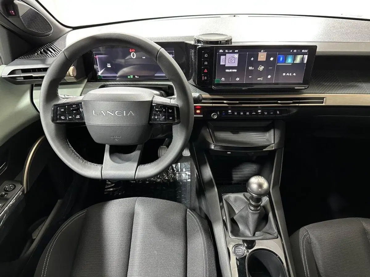 Lancia Ypsilon nuova a Sondrio (13)