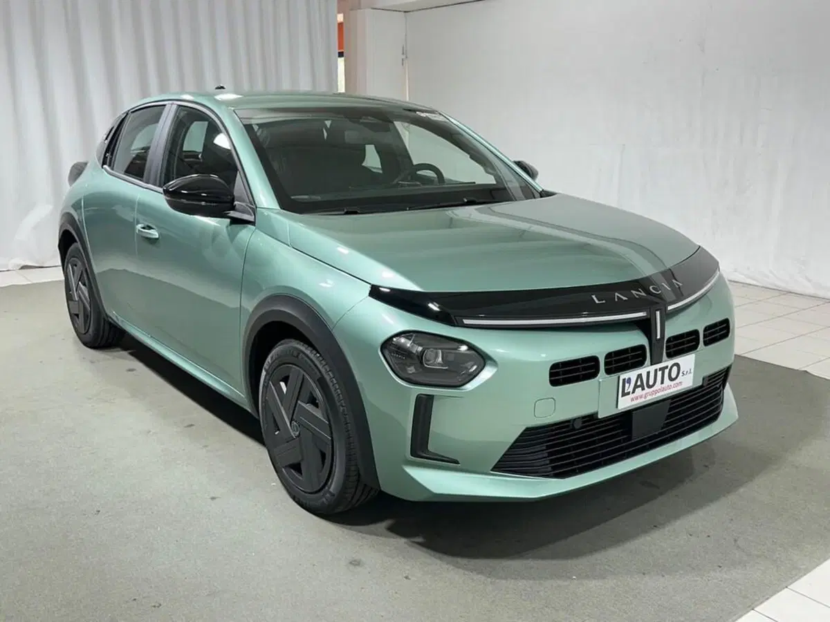 Lancia Ypsilon nuova a Sondrio (7)