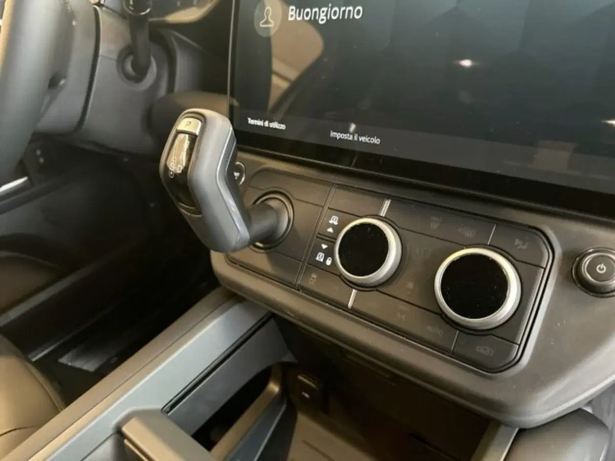 Land Rover Defender nuova a Modena (13)