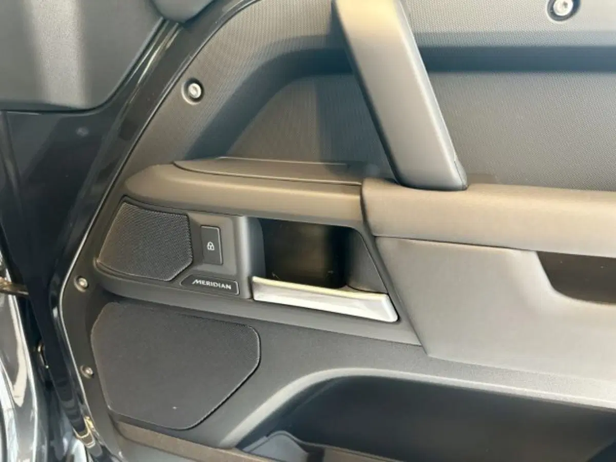 Land Rover Defender nuova a Modena (14)