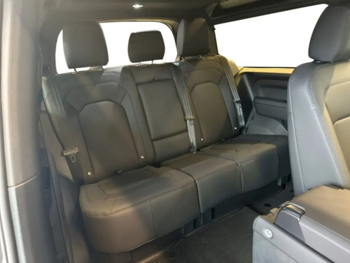 Land Rover Defender nuova a Modena (5)