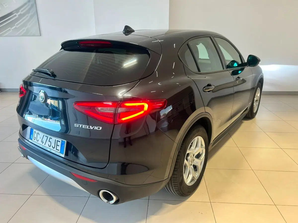 Alfa Romeo Stelvio usata a Napoli (2)