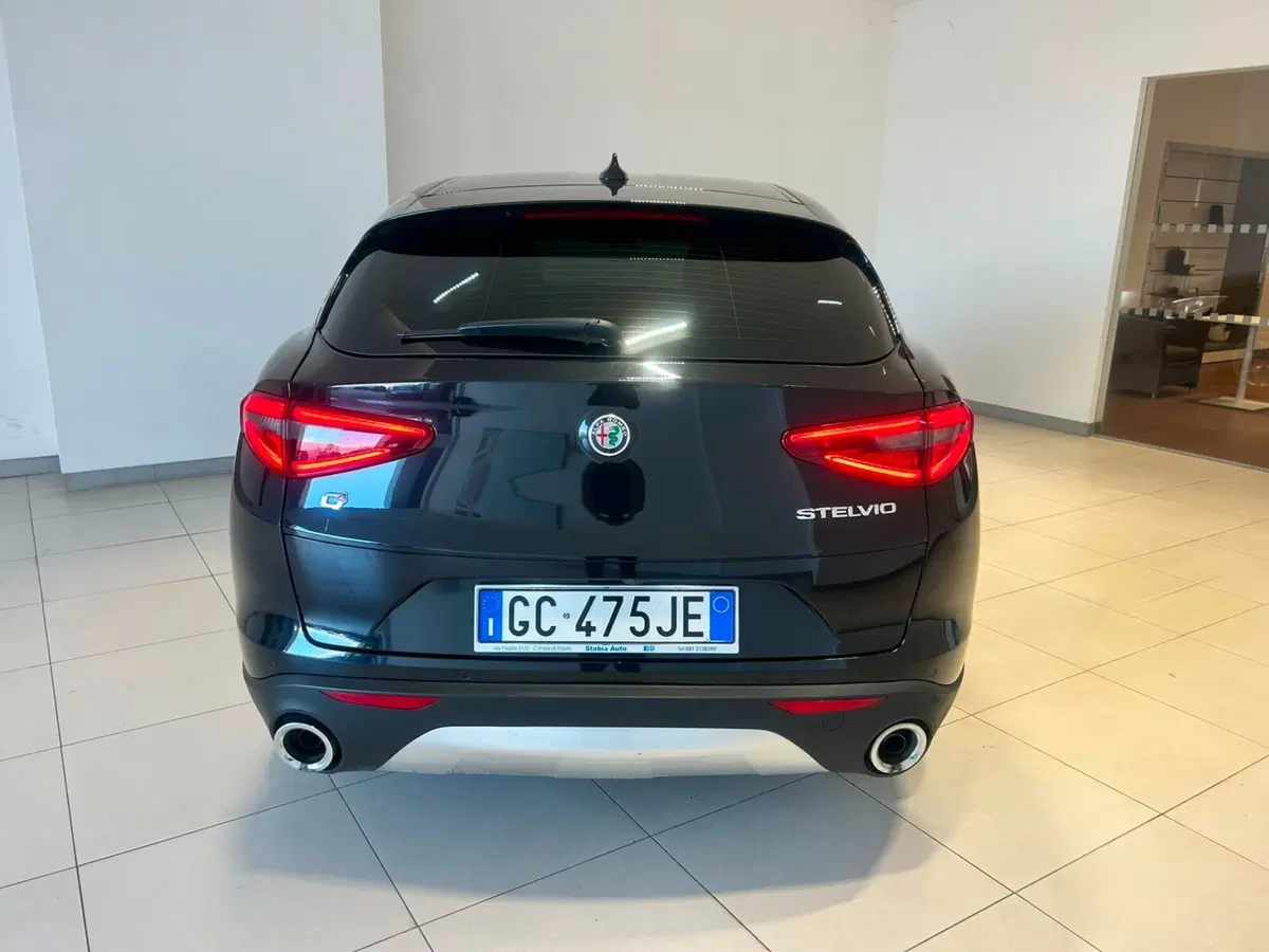 Alfa Romeo Stelvio usata a Napoli (8)