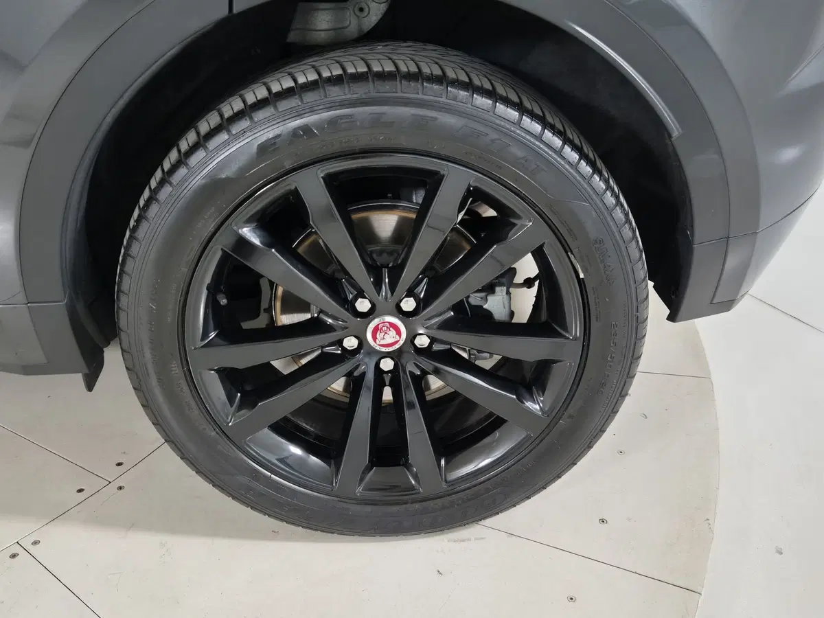 Jaguar E-Pace usata a Torino (9)