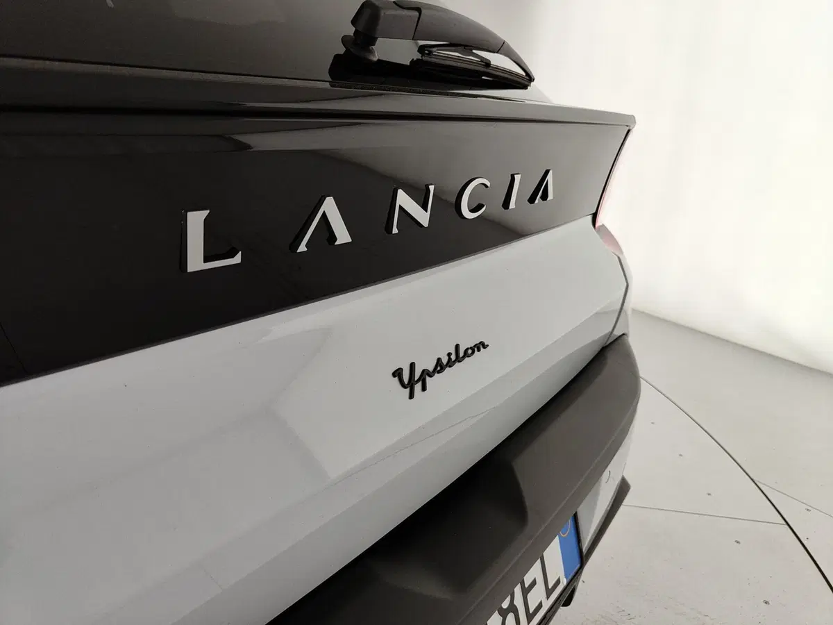 Lancia Ypsilon usata a Caserta (10)