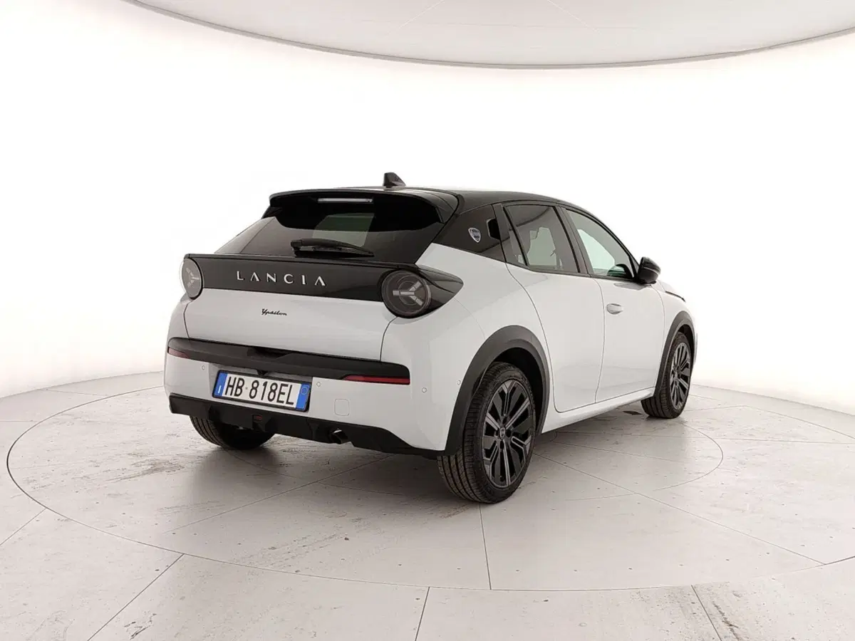 Lancia Ypsilon usata a Caserta (6)