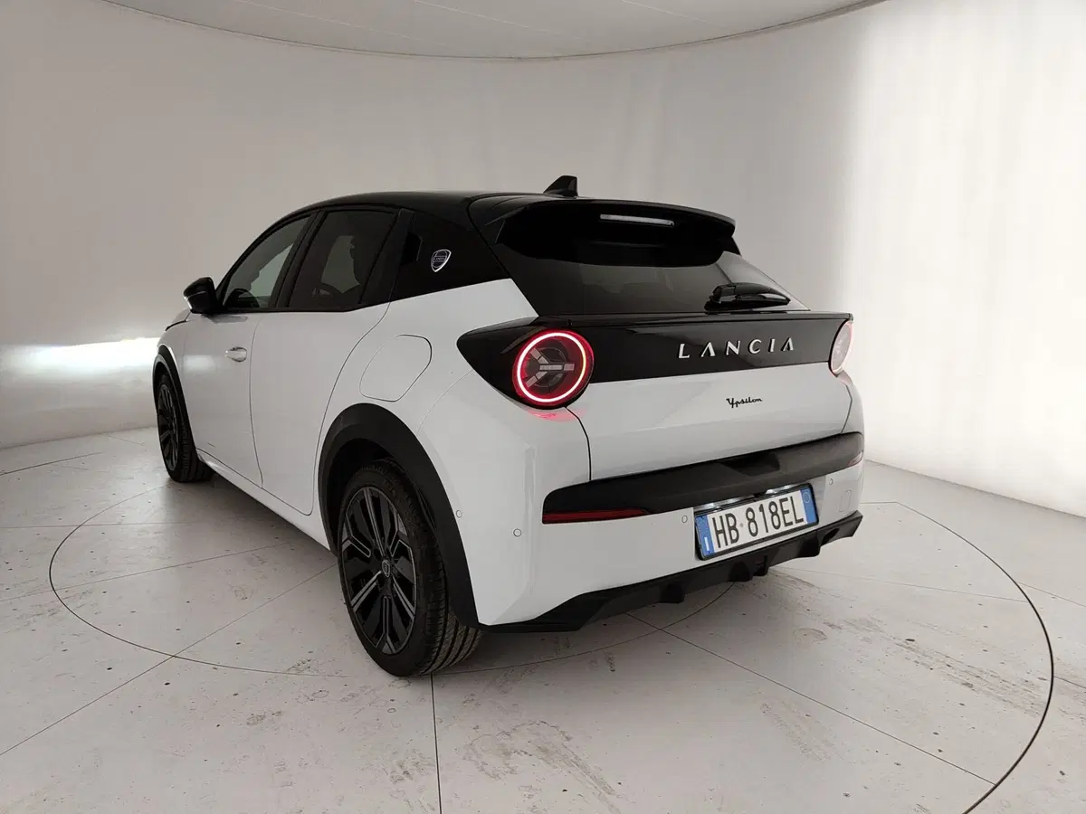 Lancia Ypsilon usata a Caserta (9)