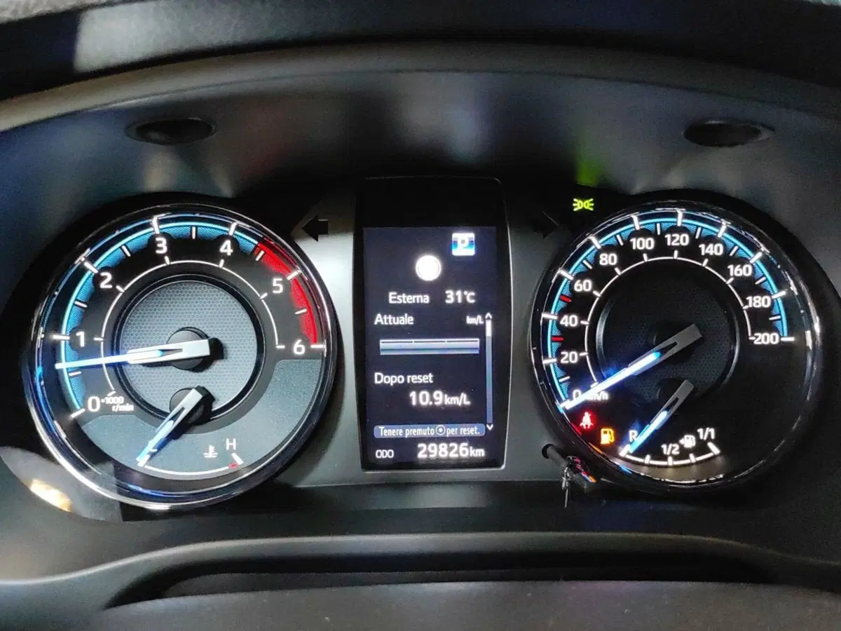 Toyota Hilux usata a Milano (10)