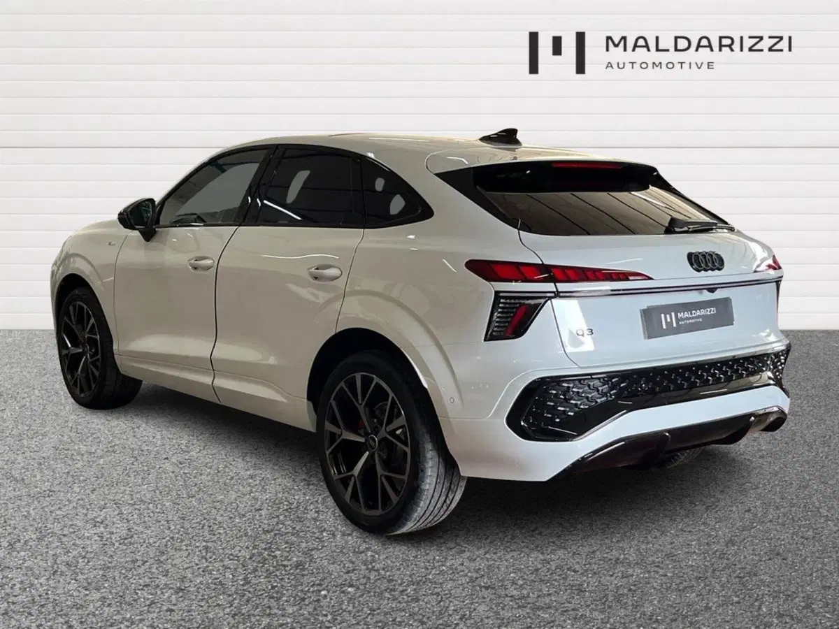Audi Q3 Sportback nuova a Bari (4)