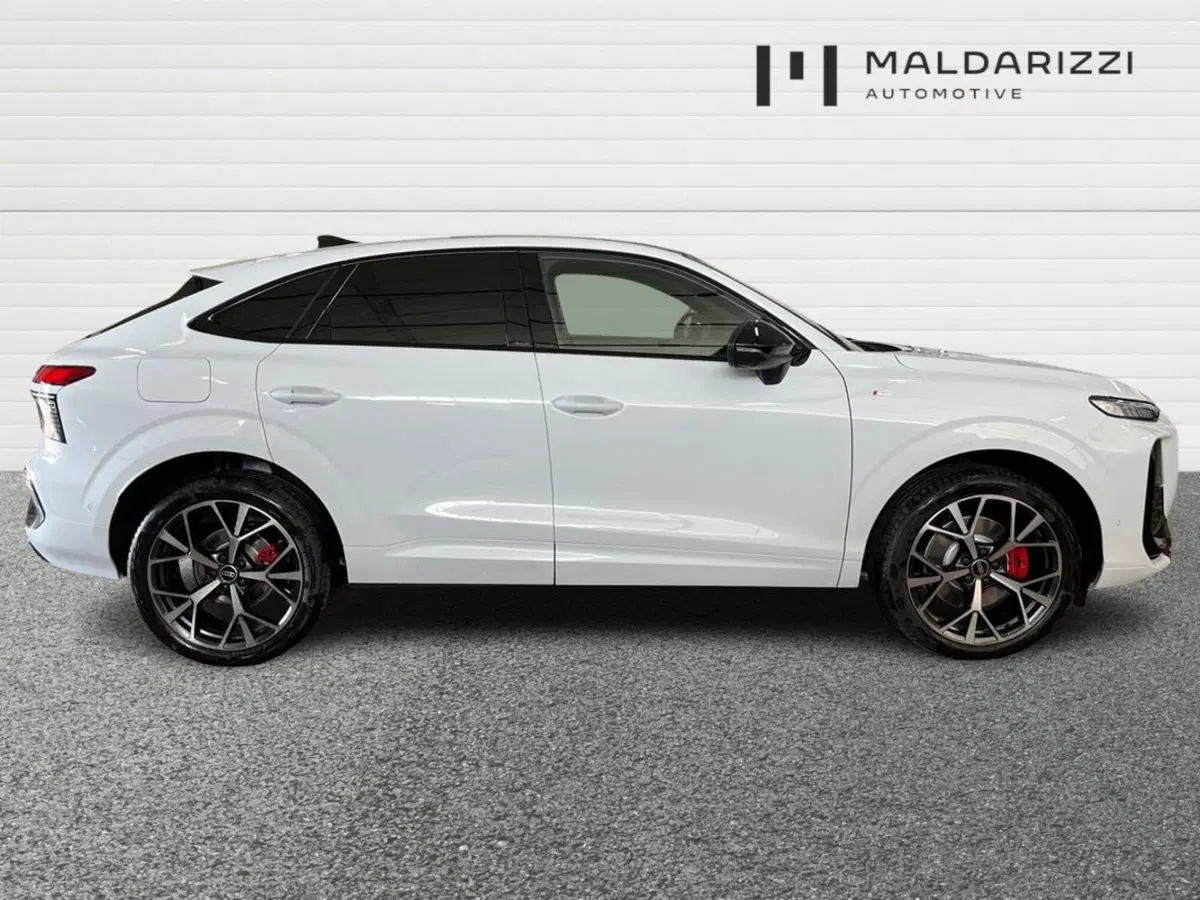 Audi Q3 Sportback nuova a Bari (5)