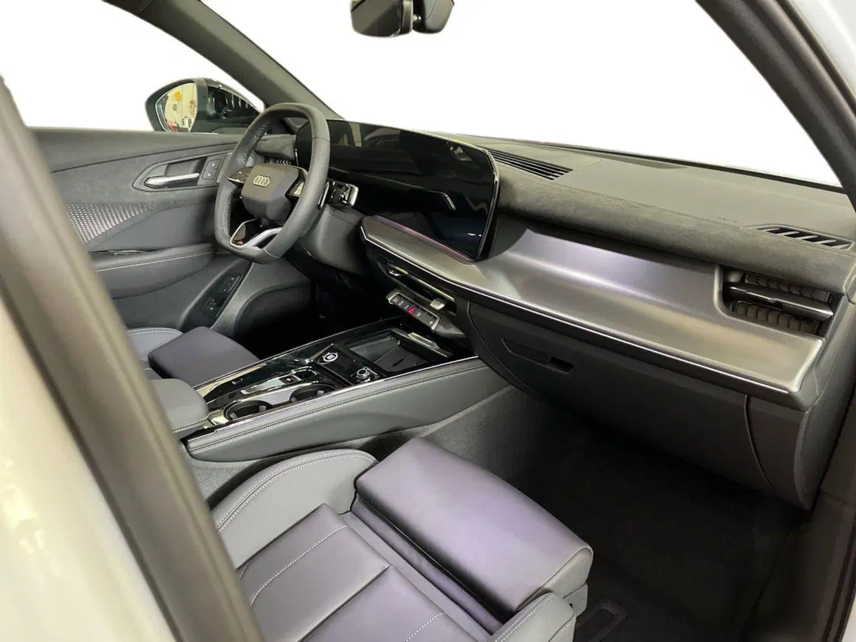 Audi Q3 Sportback nuova a Bari (9)