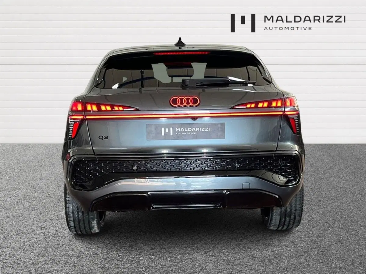 Audi Q3 Sportback nuova a Bari (3)