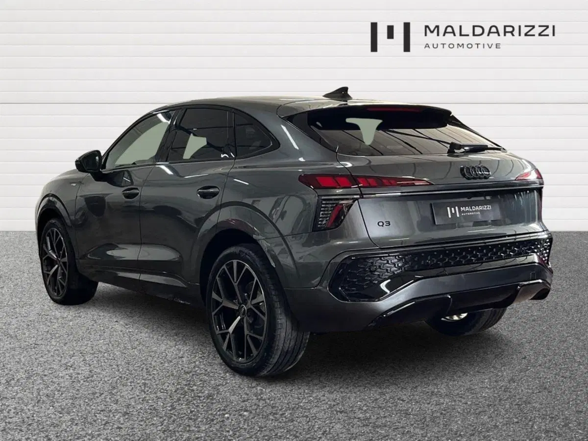 Audi Q3 Sportback nuova a Bari (4)