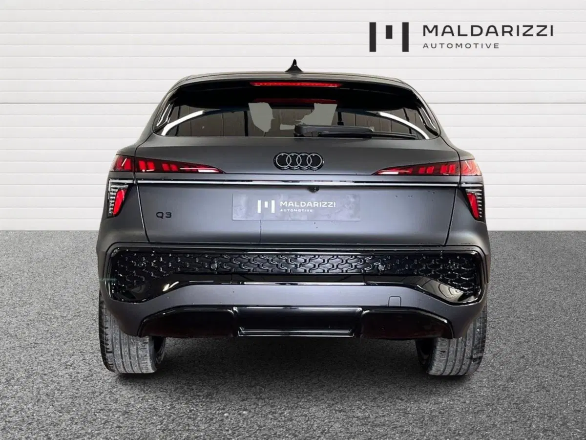 Audi Q3 Sportback nuova a Bari (3)