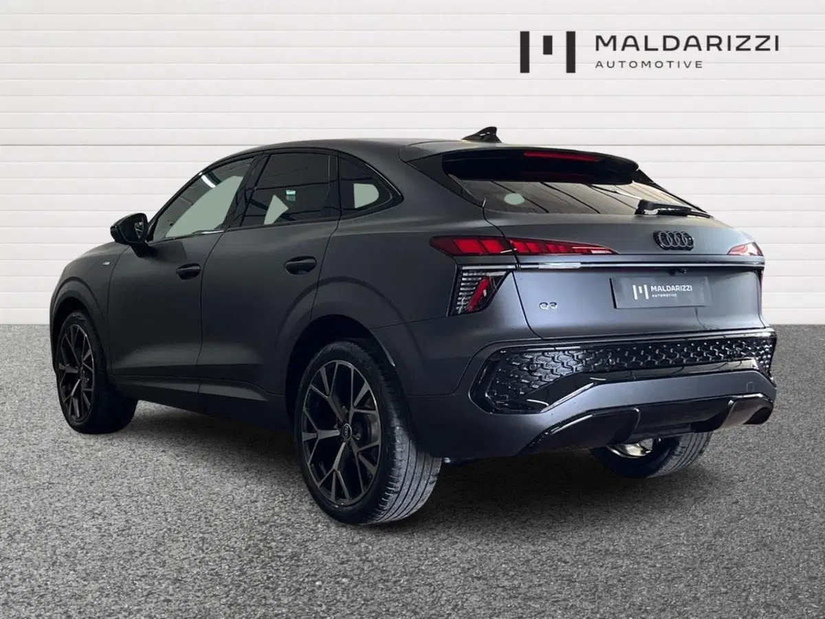 Audi Q3 Sportback nuova a Bari (4)