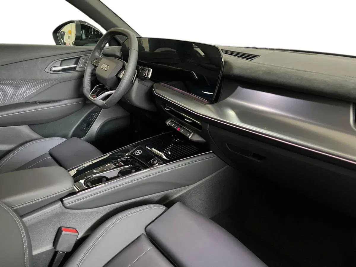 Audi Q3 Sportback nuova a Bari (9)