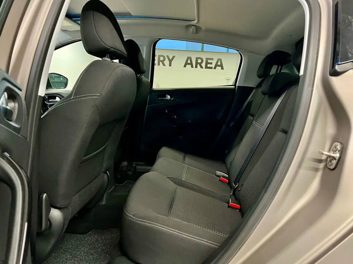 Peugeot 208 usata a Bari (16)