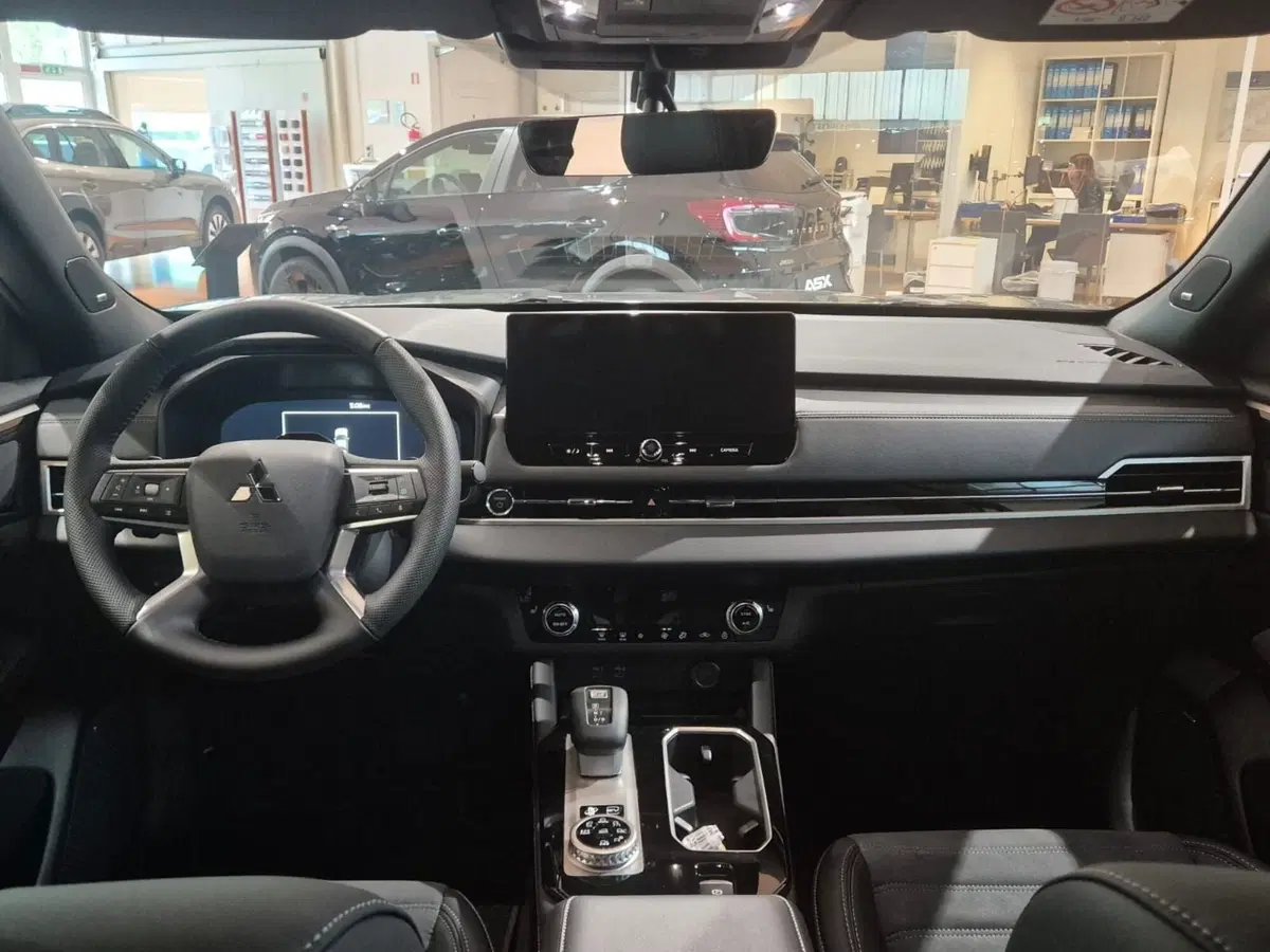 Mitsubishi Outlander nuova a Como (10)