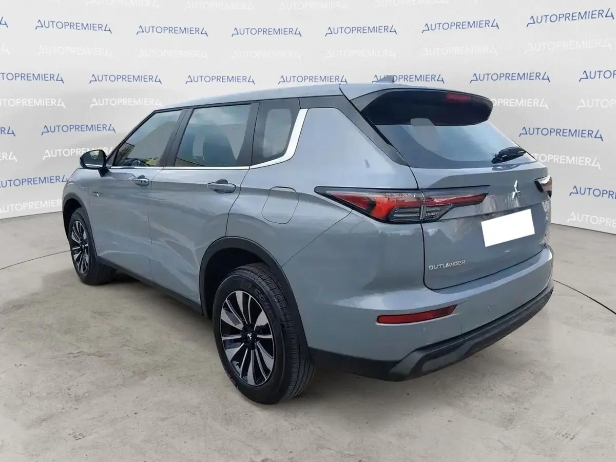 Mitsubishi Outlander nuova a Como (5)