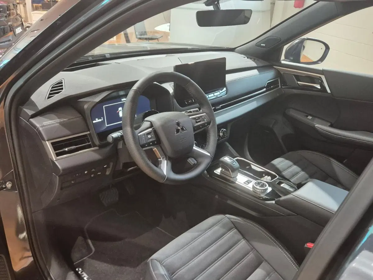 Mitsubishi Outlander nuova a Como (9)