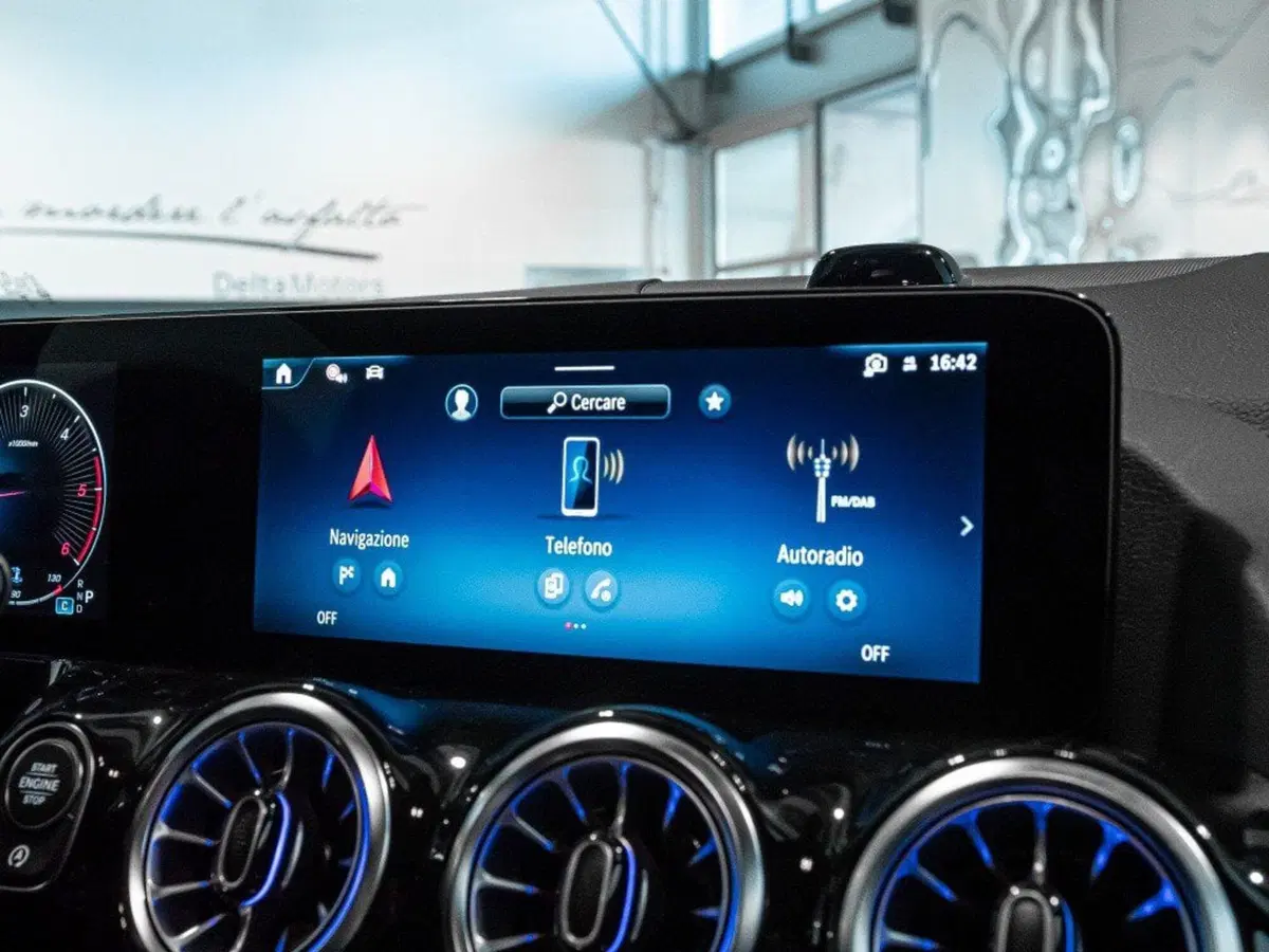 Mercedes-Benz GLA SUV nuova a Macerata (18)